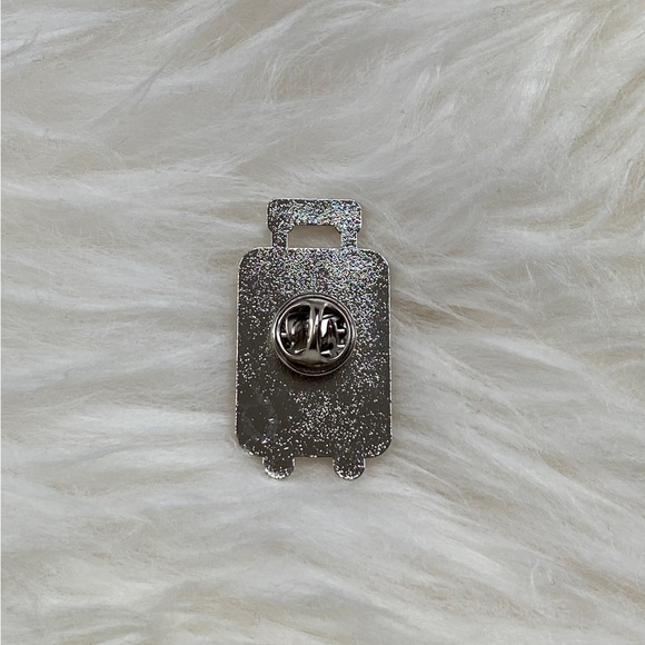 Luggage enamel pin - Picture 4 of 4